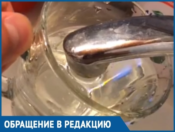 Засасывающий воду из стакана кран заснял на видео волгодонец