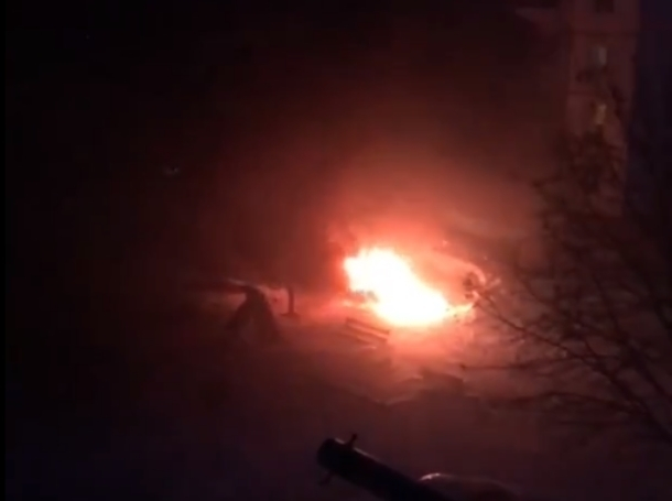 Полыхающий автомобиль вблизи детской площадки в Волгодонске попал на видео