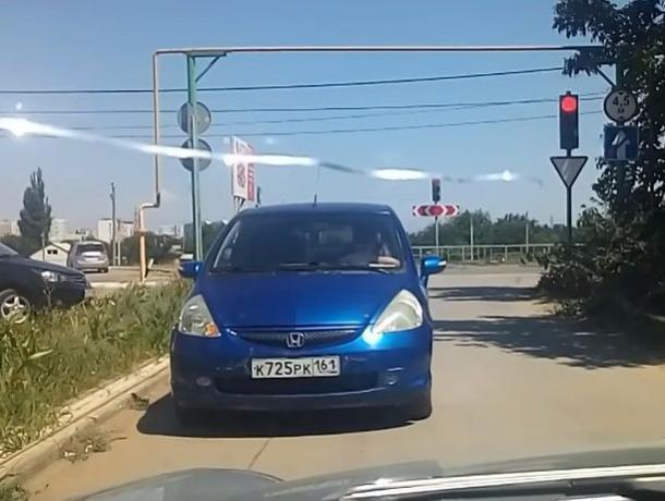 «Морда кирпичом»: Едущая под запрещающий знак волгодончанка блокировала дорогу в Красном Яру