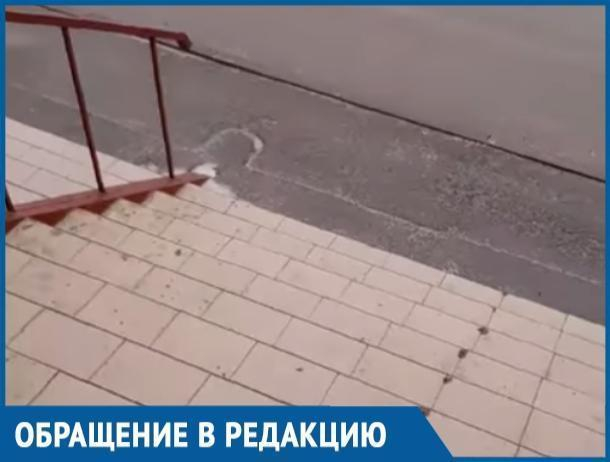 Женщина получила закрытый перелом копчика, поскользнувшись на обледенелой лестнице магазина в Волгодонске