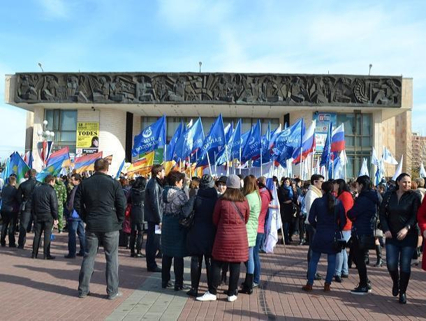 Тысячи волгодонцев поддержали шествие за единство России
