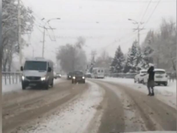«Сити-уборщиков не видно»: Центральные улицы Волгодонска после снегопада превратились в «кашу»