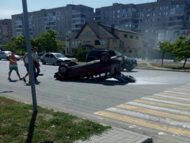 Загадочная авария с развернувшимся на 180° авто вверх дном перед «зеброй»  произошла в Волгодонске