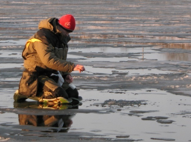 Оттепель не мешает рыбакам Волгодонска выходить на лед