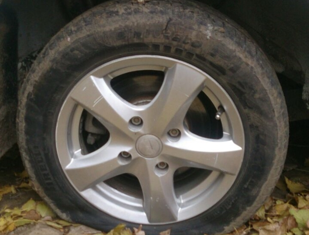 В Волгодонске орудует «колесный маньяк», прокалывающий шины
