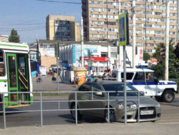 «Мицубиси» врезалась в турникетный забор и перекрыла движение в центре Волгодонска