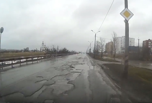 «Как после бомбежки»: Волгодонец провел видеоэкскурсию по городу и показал состояние дорог после зимы
