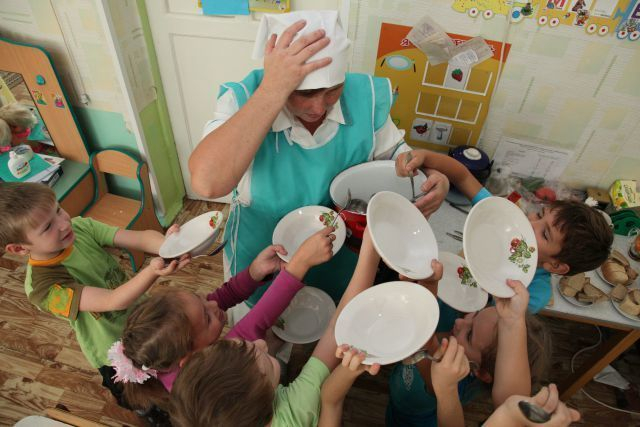 Детсадовцы и школьники Волгодонска остались голодными из-за не прибывшей вовремя машины с продуктами  из Ростова