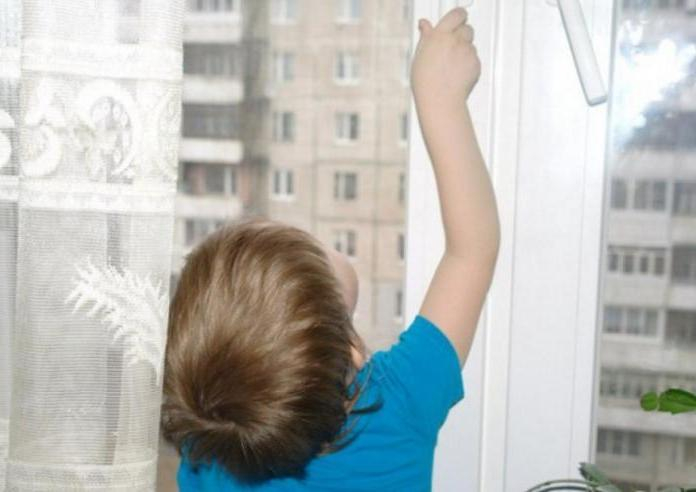 Ребенок выпал из окна третьего этажа в Волгодонске