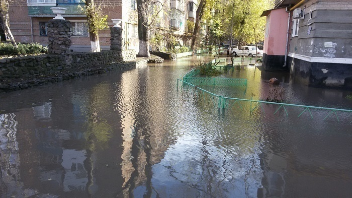 В Волгодонске после дождей вода отрезала жителей  трех многоквартирных домов от «большой земли»