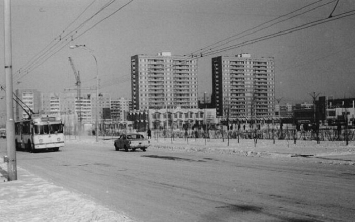 Волгодонск прежде и теперь: Торговый центр и Энтузиастов снежной зимой 30 лет назад