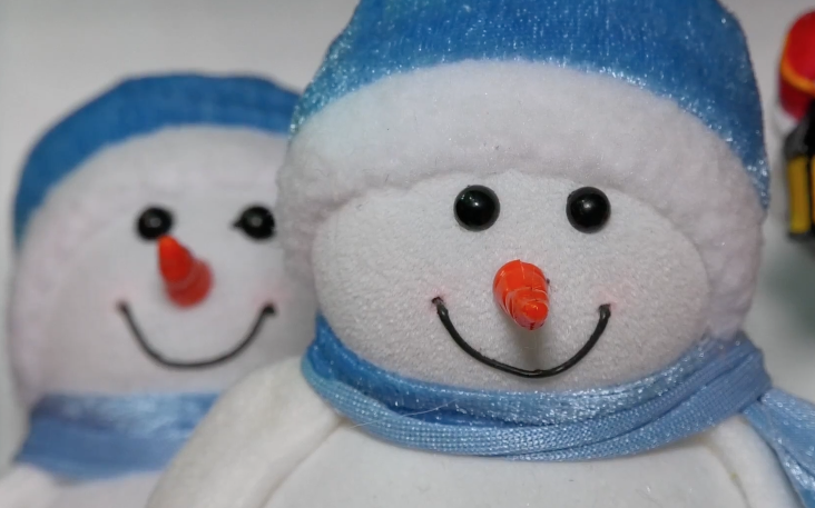 Пушистые елки и игрушечные снеговики создадут новогоднее настроение волгодонцам, несмотря на плюсовую температуру за окном