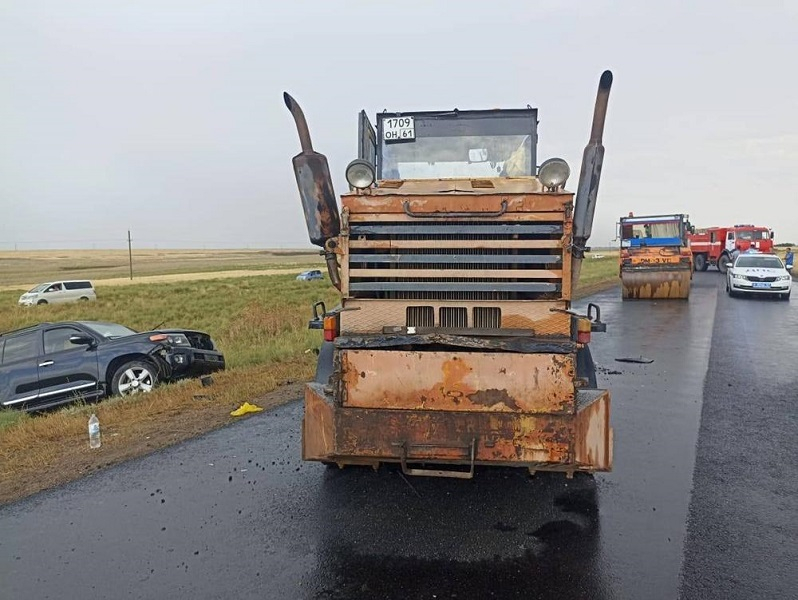 Высокопоставленный силовик из Дагестана погиб при столкновении с катком на трассе Зимовники - Элиста