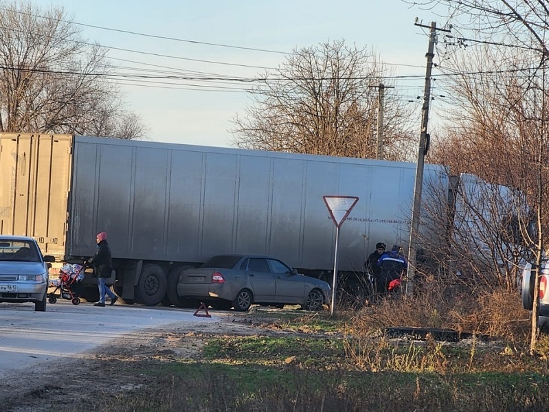 «Лада» и грузовик столкнулись в Романовской