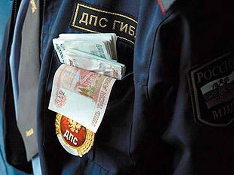 Двоих сотрудников ГИБДД Волгодонска подозревают в вымогательстве взятки  у пьяного водителя