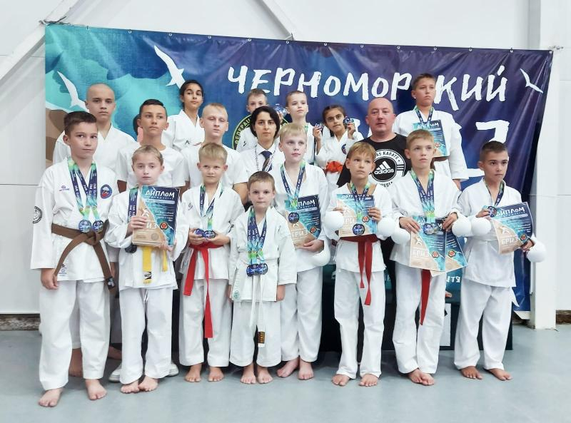 Россыпь наград привезли юные волгодонцы со Всероссийских соревнований по карате