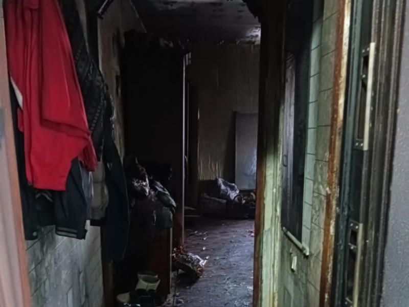 С множественными ожогами доставили двух пожилых волгодонцев в реанимацию после пожара в квартире