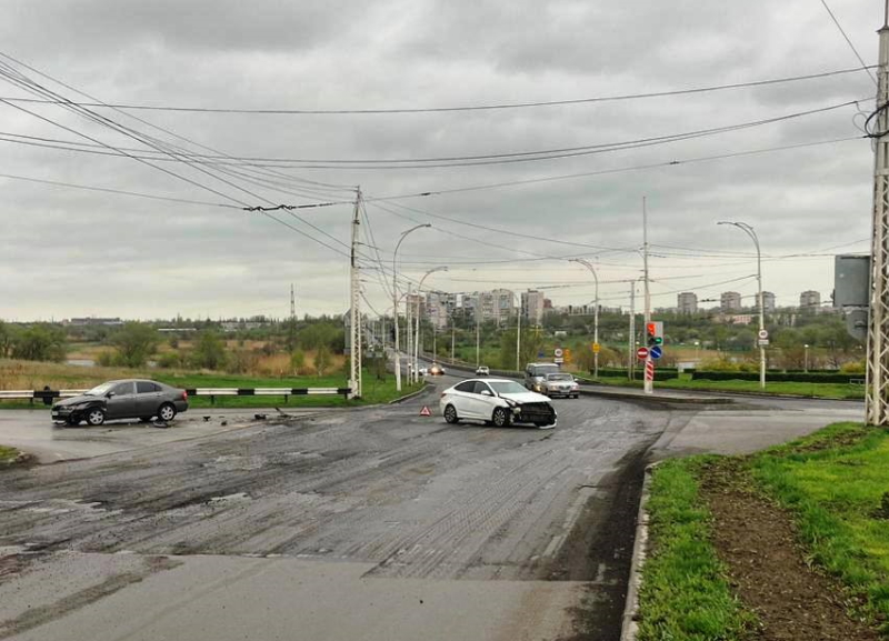ДТП с участием двух автомобилей произошло в Волгодонске перед путепроводом