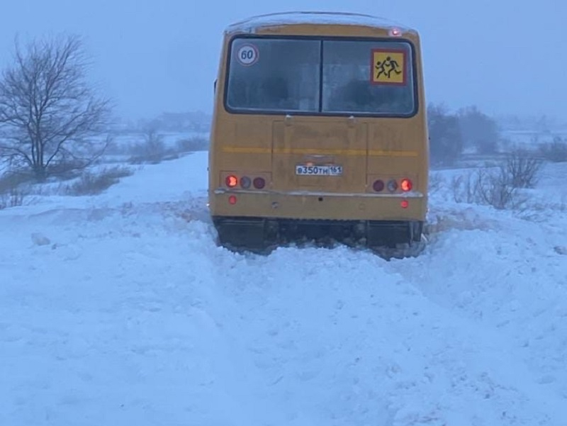 Даже школьный автобус застрял: Зимовниковский район занесло снегом