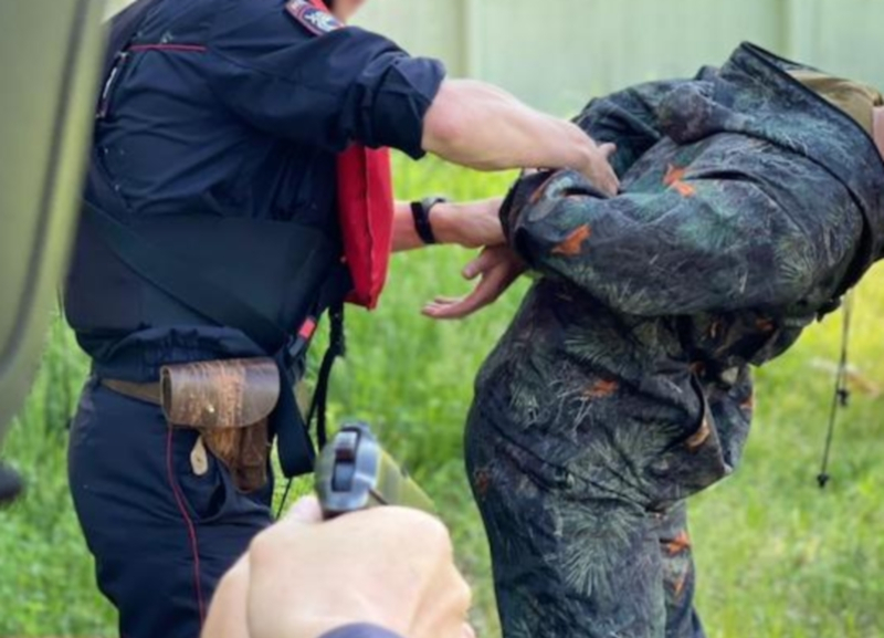 В Романовской браконьер скинул на землю запрыгнувшего на капот автомобиля полицейского