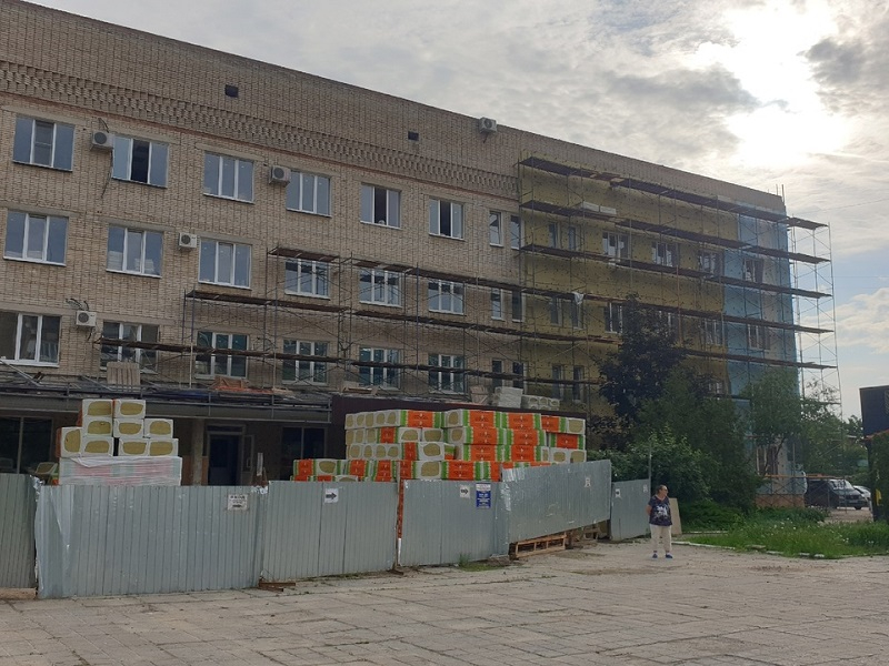 В поликлинике на улице Ленина начали обновлять фасад