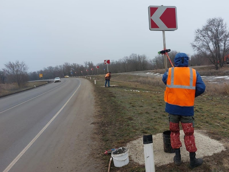 Дорожные знаки на ростовской трассе помыли от грязи под Волгодонском