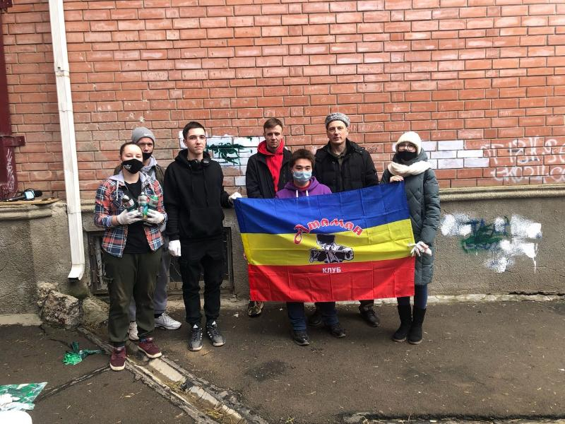 Волонтеры очистили Волгодонск от рекламы наркотиков