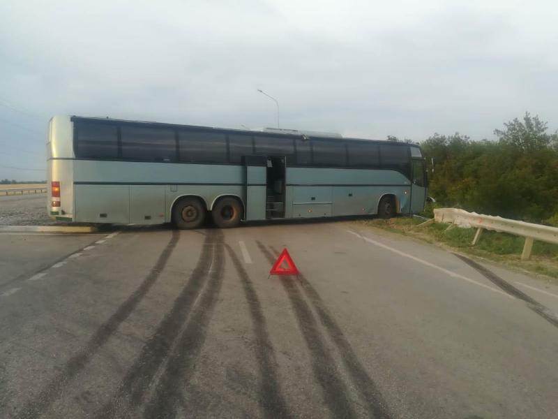 Уходил от столкновения с трактором: подробности ДТП с автобусом недалеко от Волгодонска