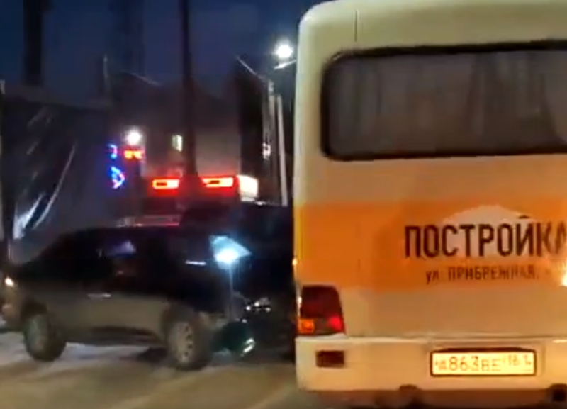 Автобус с 12 пассажирами в салоне врезался в иномарку на улице Портовой