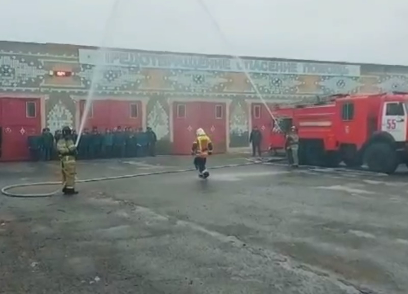 Вышедшего на пенсию начальника пожарно-спасательной части в Зимовниках облили водой из брандспойтов