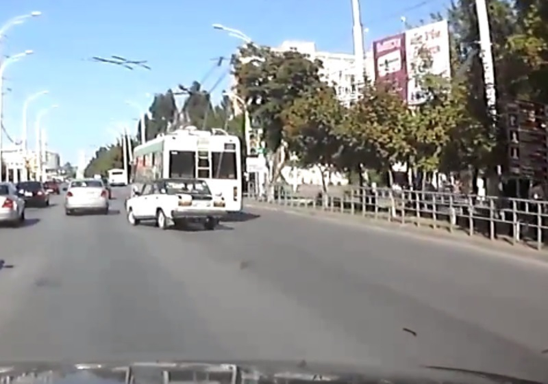 Нелепая авария с участием ВАЗа и троллейбуса в Волгодонске попала на видео