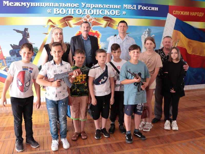 Два автомата Калашникова и яркие эмоции получили дети на экскурсии в Волгодонске