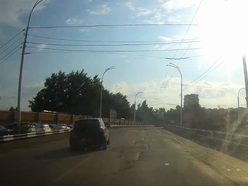 Объезжать ямы по «встречке» приходится водителям в Волгодонске при подъеме на путепровод