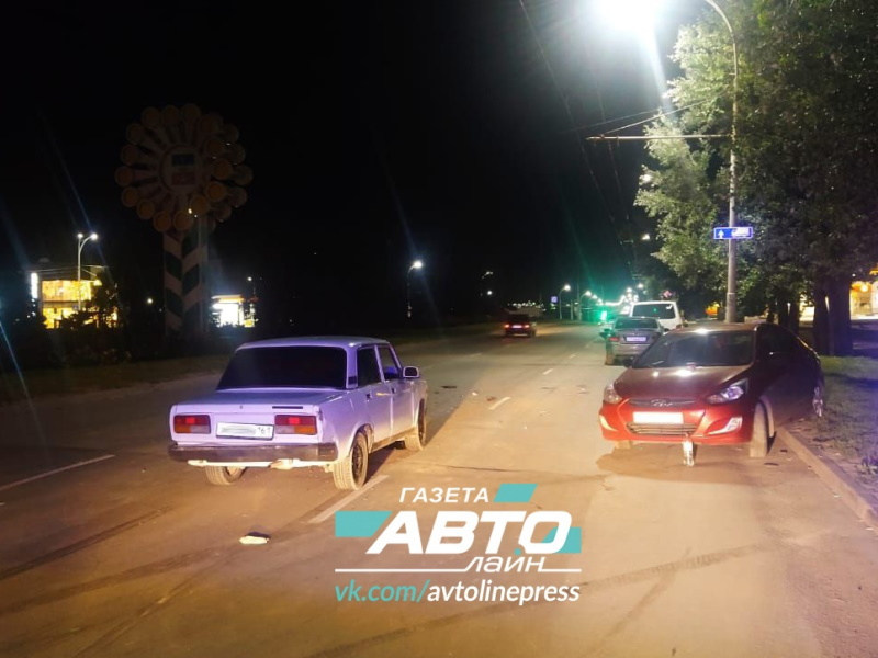 Пострадала девушка: два неопытных водителя столкнулись на проспекте Строителей в Волгодонске