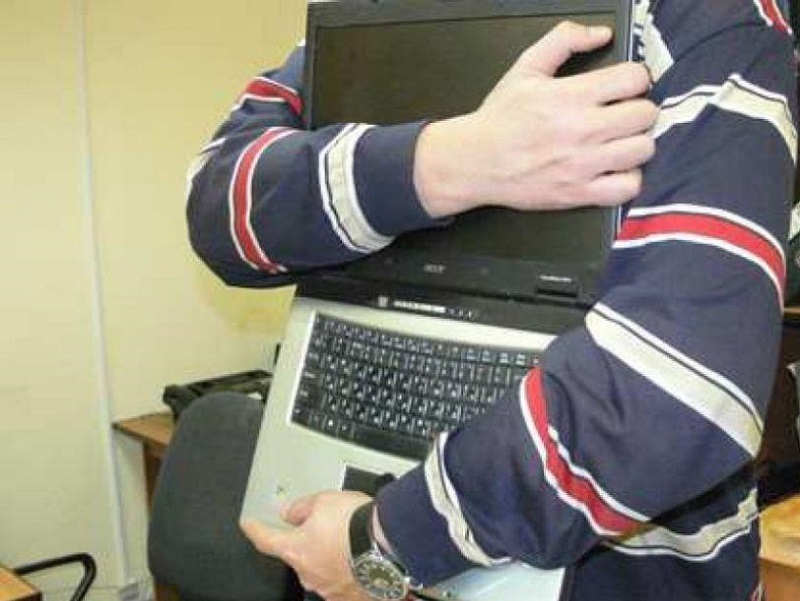 Парень из Волгодонска ночью украл ноутбук в магазине сумок