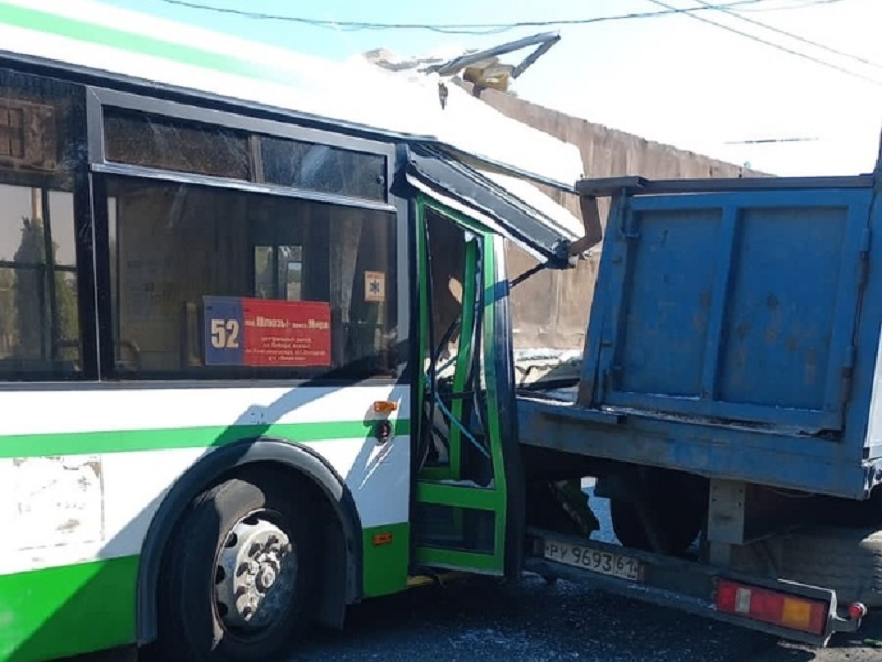 Автобус врезался в тяжелый грузовик на Романовском шоссе в Волгодонске