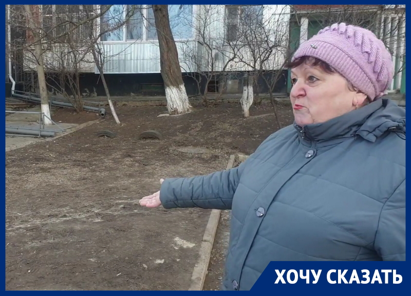 Бабушки падали и ползли по грязи: в Волгодонске после ремонта канализации возник грязевой потоп