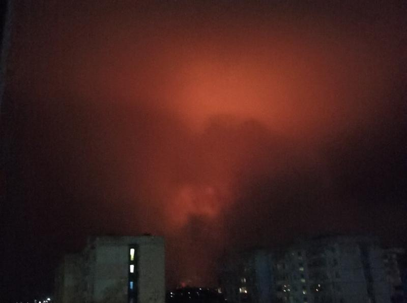 Ярко-красное небо напугало жителей Волгодонска в ночное время