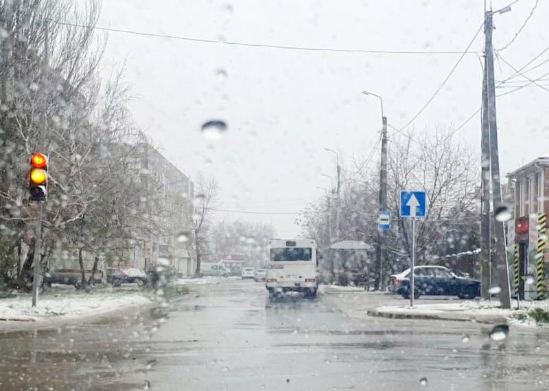 Из-за непогоды водителей Волгодонска призывают быть максимально бдительными на дорогах