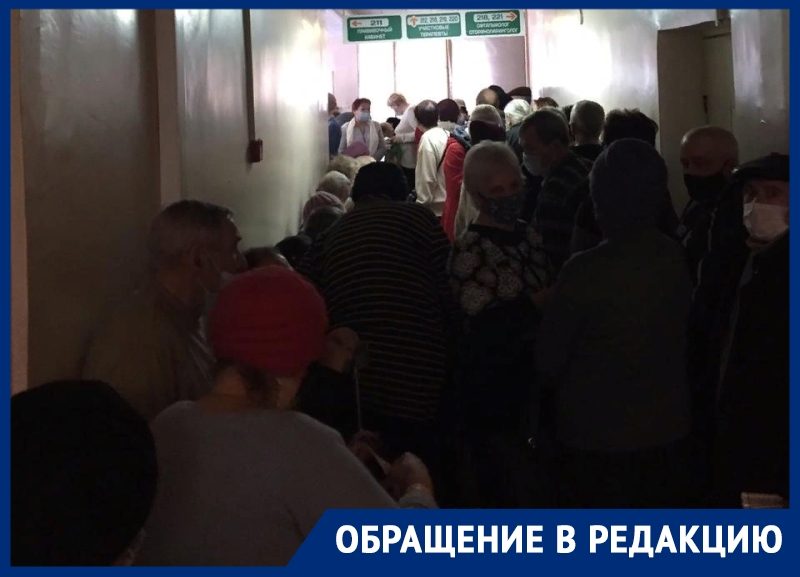 «Опять двадцать пять»: жители Волгодонска сообщили об огромных очередях в поликлинике