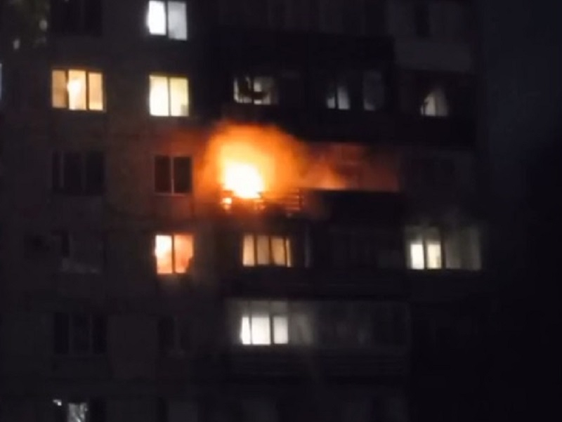 «Все в дыму, люди паникуют»: высотный жилой дом загорелся вечером на Морской в Волгодонске