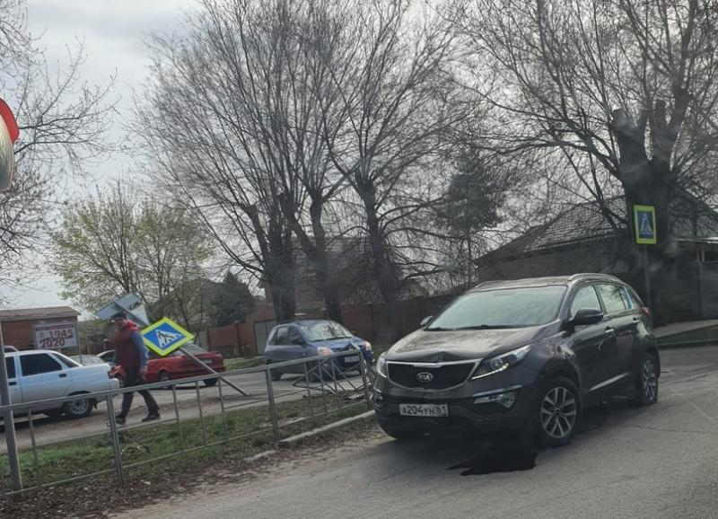 Водитель «Киа» протаранила ограждение и снесла дорожный знак на улице Горького