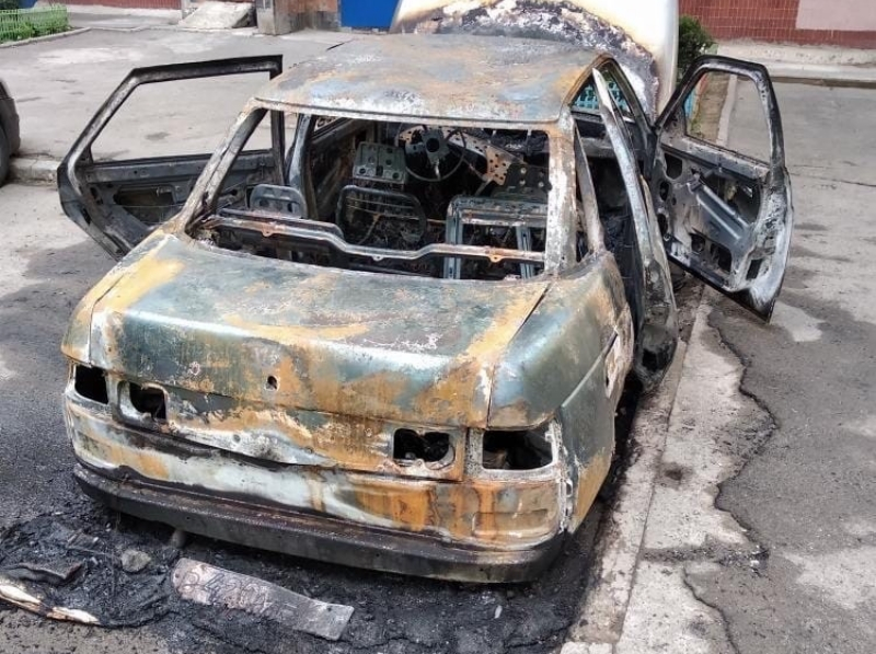 В Волгодонске ВАЗ-2110 сгорел дотла во дворе МКД на В-5