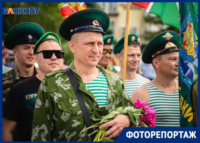 «Под звуки гимна России взметнулся зелено-красный флаг»: в Волгодонске торжественно отметили день пограничника
