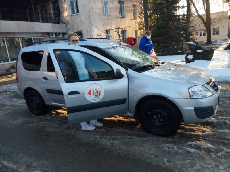 Две «скорые» и пять «Ларгусов» пополнили автопарки медучреждений Волгодонска