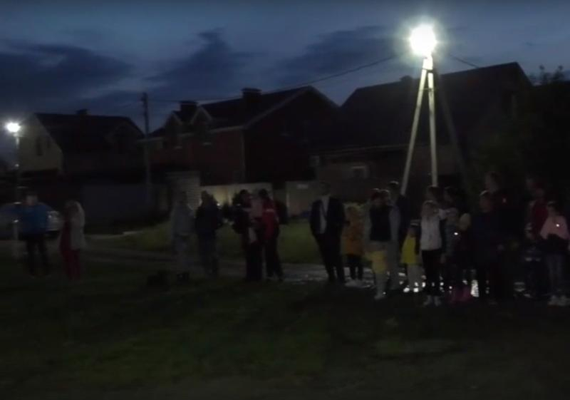 «Зажгли по-взрослому»: в кварталах В-14 и В-25 включили сотни фонарей наружного освещения