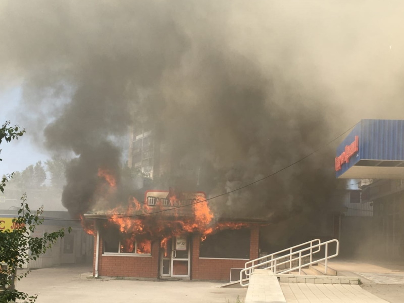 Сильнейший пожар вспыхнул в «шашлычной» на улице 30 лет Победы в Волгодонске