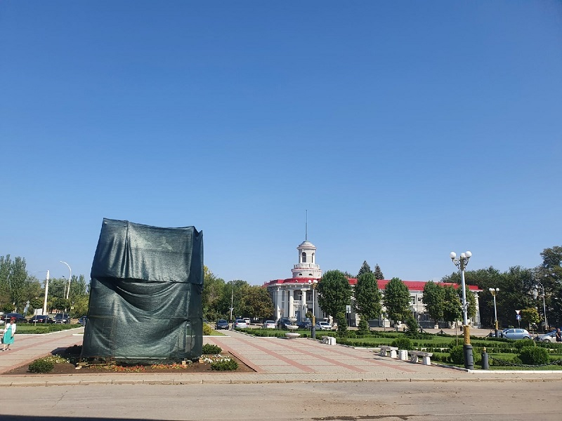 Памятник «Речник и рабочий» у администрации скрыли под черным кубом