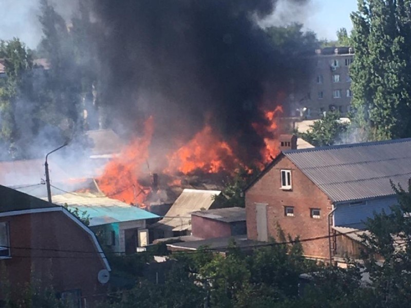 Больше часа люди и пожарные тушили полыхающие дома в Волгодонске