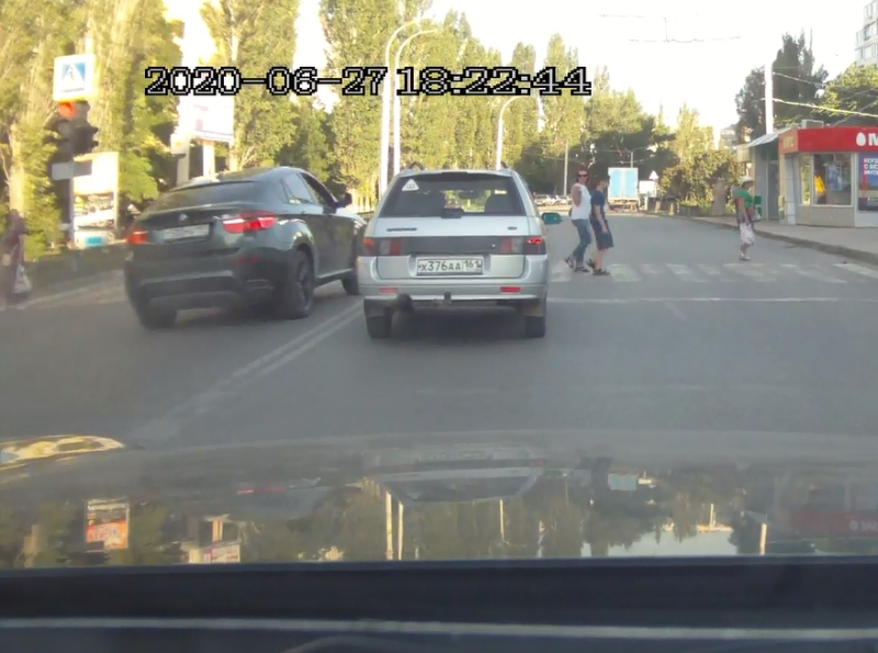 На красный, по «встречке» и через «зебру»: водитель «БМВ» на Энтузиастов чуть не сбил пешеходов
